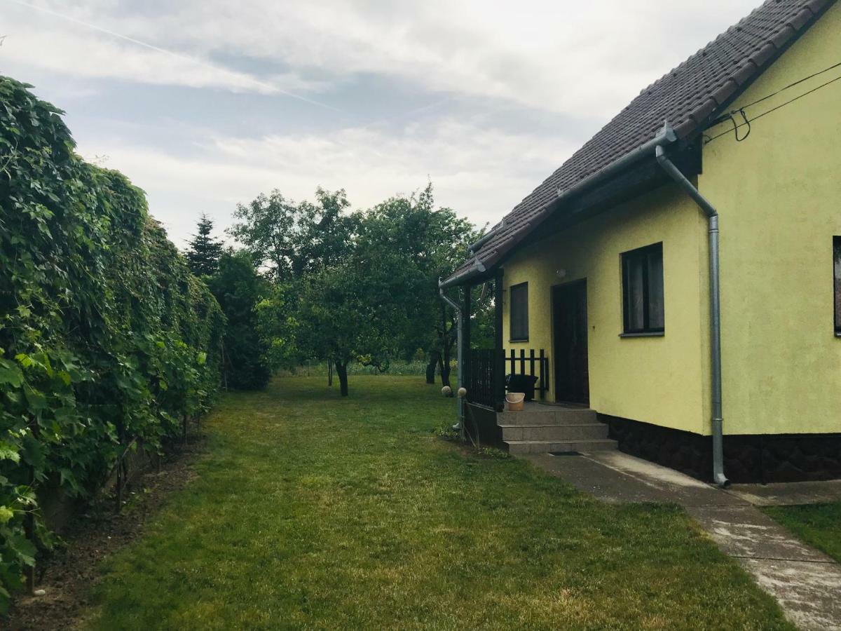 Lellei Pihenohaz Balatonlelle Villa Exterior photo